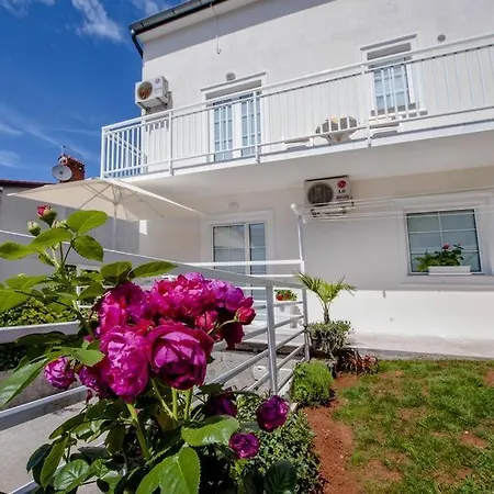 In With Air Conditioning, Wi-fi Guest house *
