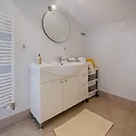 In With Air Conditioning, Wi-fi